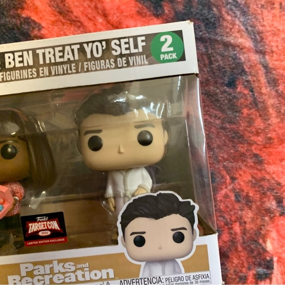 💛 Parks and Recreation Donna & Ben Treat Yo Self Funko Pop Set - NWT - Picture 5 of 9